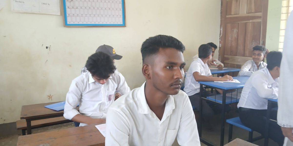 বেতাগীতে বাবার লা শ ঘরে রেখে পরীক্ষা দিতে বসলেন এক শিক্ষার্থী ....