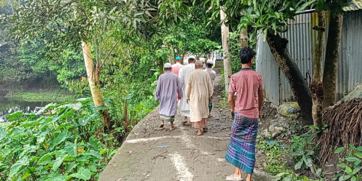 নিম্নমানের ঢালাই করায় কাজ শেষ না হতেই ফাটল