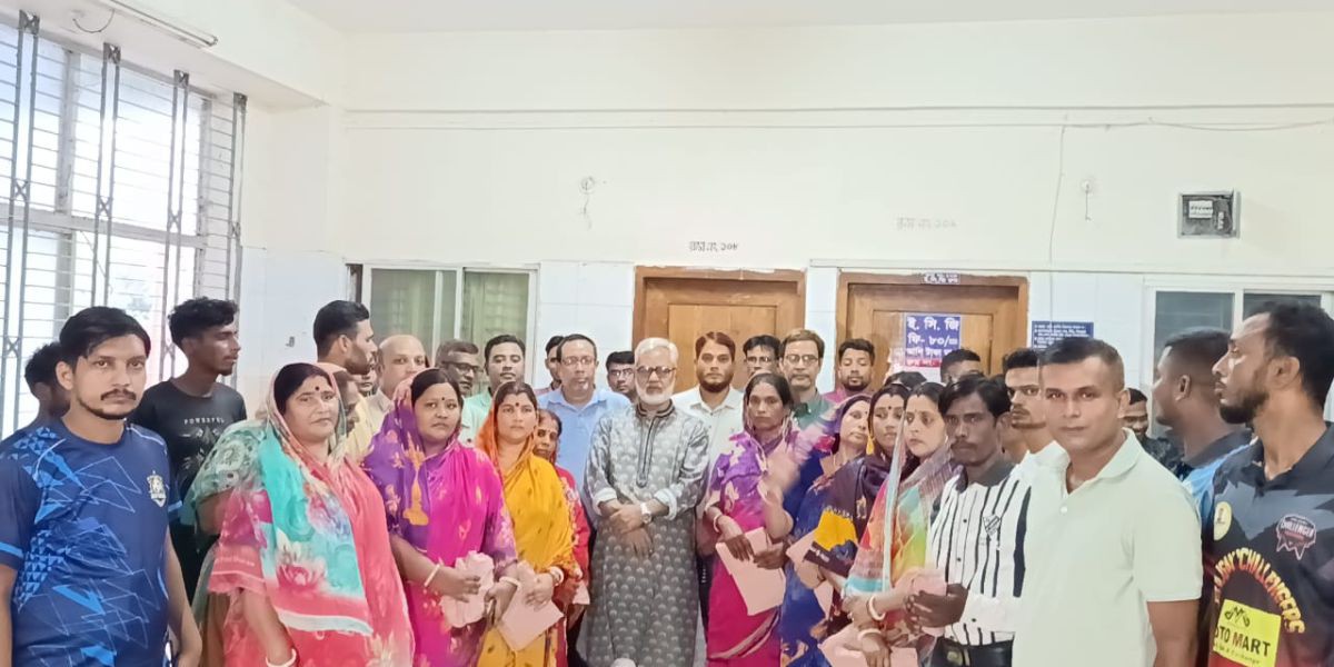 সিরাজগঞ্জে হিন্দু সম্প্রদায়ের মাঝে শাড়ি লুঙ্গি বিতরণ