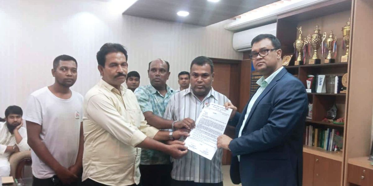 নওগাঁ জেলা প্রশাসক আব্দুল আউয়াল এর বিরুদ্ধে সাংবাদিকদের স্মারকলিপি প্রদান..