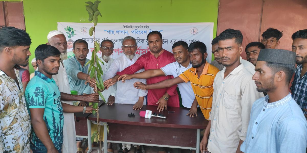 ফেনারবাঁকে মানবিক যুব সংগঠনের চারাগাছ বিতরন 