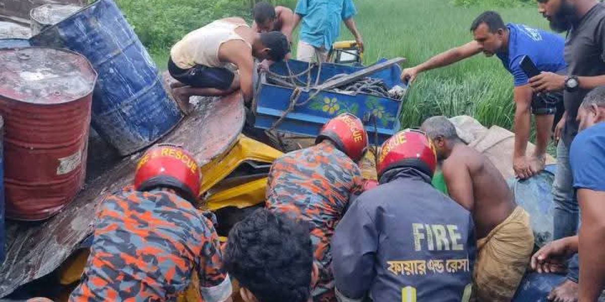 ঠাকুরগাঁওয়ে  দুটি ট্রাক মুখোমুখি সংঘর্ষ।
