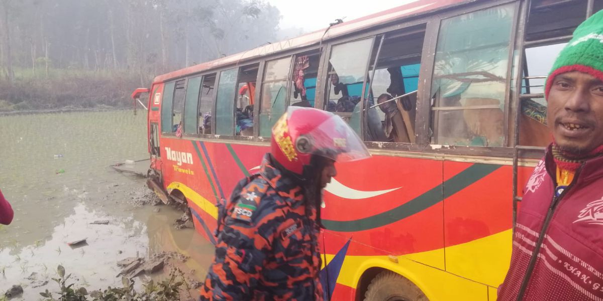 চৌগাছায় বরযাত্রীবাহী বাস নিয়ন্ত্রণ হারিয়ে ধানি জমিতে: আহত ১৩ জন..