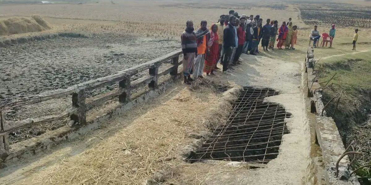 আমতলীর পশ্চিমচিলা ডাকুয়া বাড়ী সংলগ্ন আয়রন ব্রীজটি মরনফাঁদে পরিনত হয়েছে।..