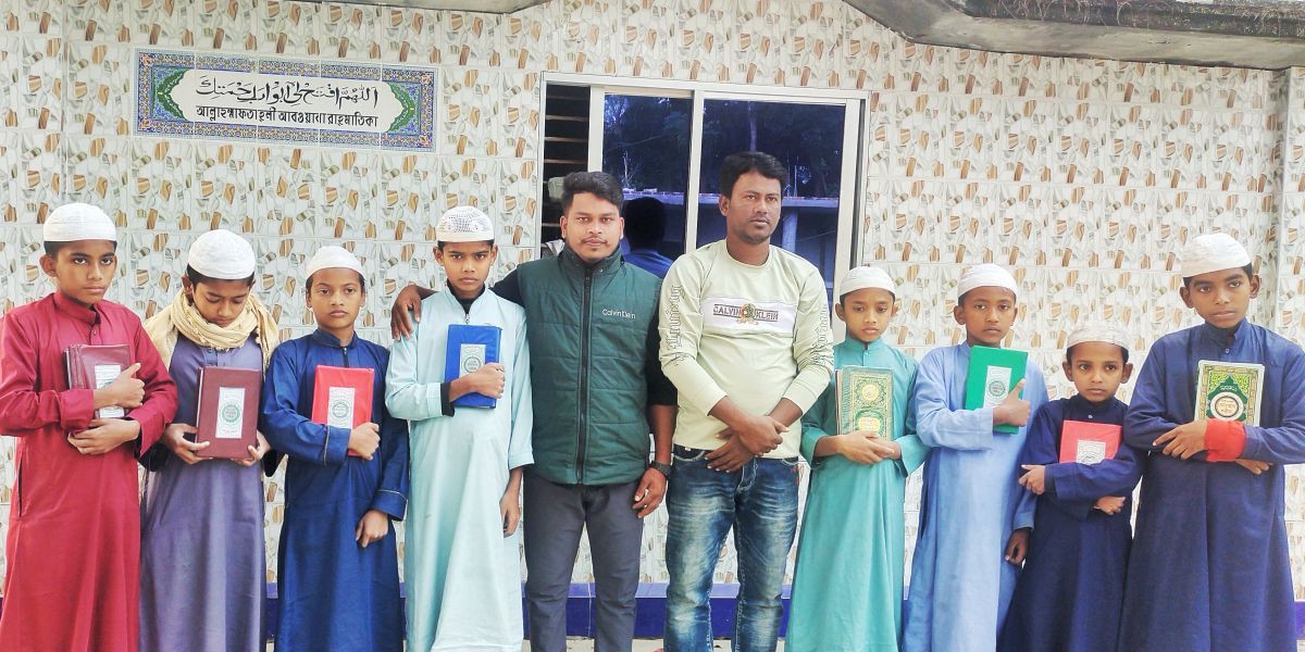 মনপুরার কলাতলীতে ছাত্রদলের উদ্যোগে মাদ্রাসার শিক্ষার্থীদের মাঝে কোরআন শরীফ হাদিয়া..