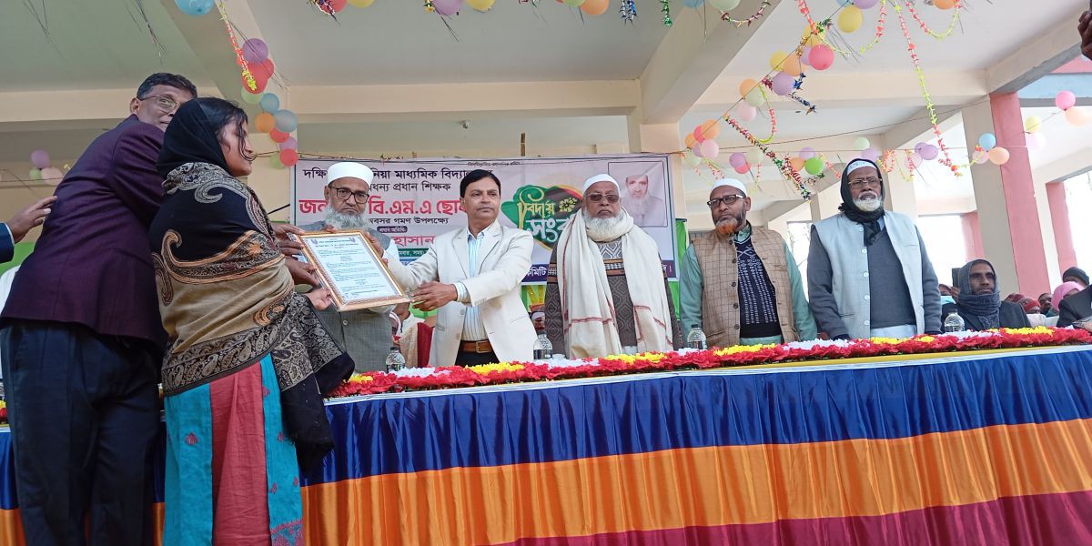 আমতলীতে প্রধান শিক্ষকের অবসর গমন উপলক্ষে বিদায় সংবর্ধনা ..