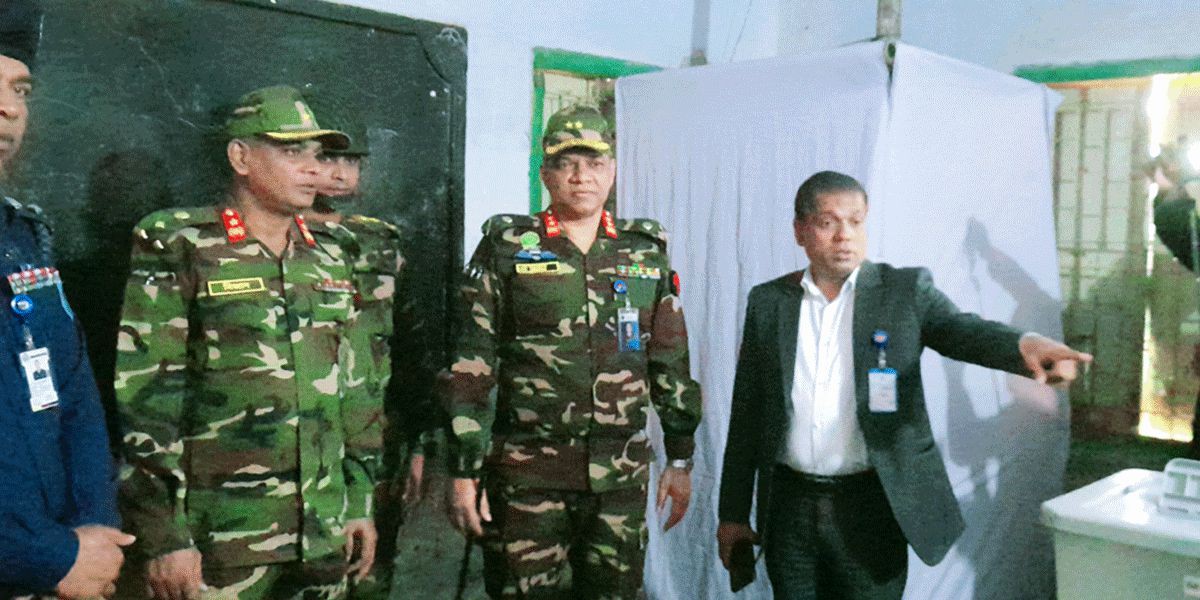 দিনাজপুরে ভোটকেন্দ্র পরিদর্শনে রংপুরের এরিয়া কমান্ডার।..