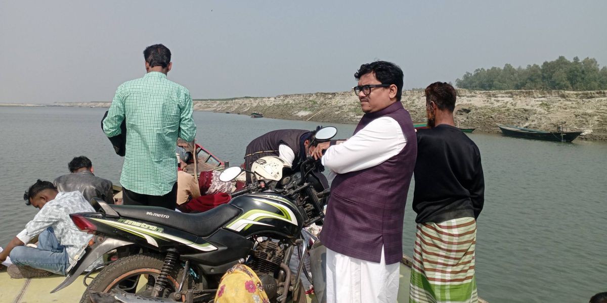 ভোটের প্রচারণায় নাটুয়ারপাড়া চরবাসীর দারে দারে নাগরিক ঐক্যের প্রার্থী নাজমুস সাকিব..
