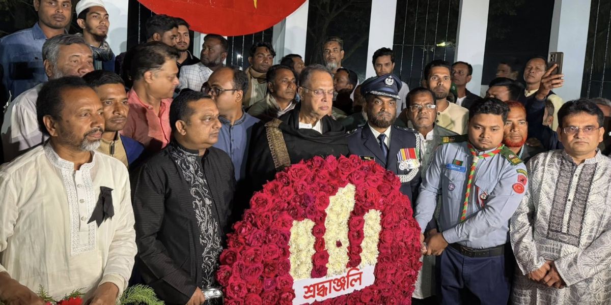 সিরাজগঞ্জে প্রথম প্রহরে ভাষা শহীদদের প্রতি মন্ত্রীর শ্রদ্ধা..