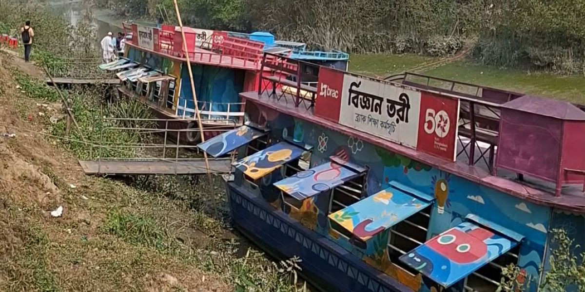বরগুনায় শিক্ষার্থীদের জন্য ব্র্যাকের অভিনব উদ্যোগ- ভাসমান শিক্ষা তরীতে নতুন আলো..