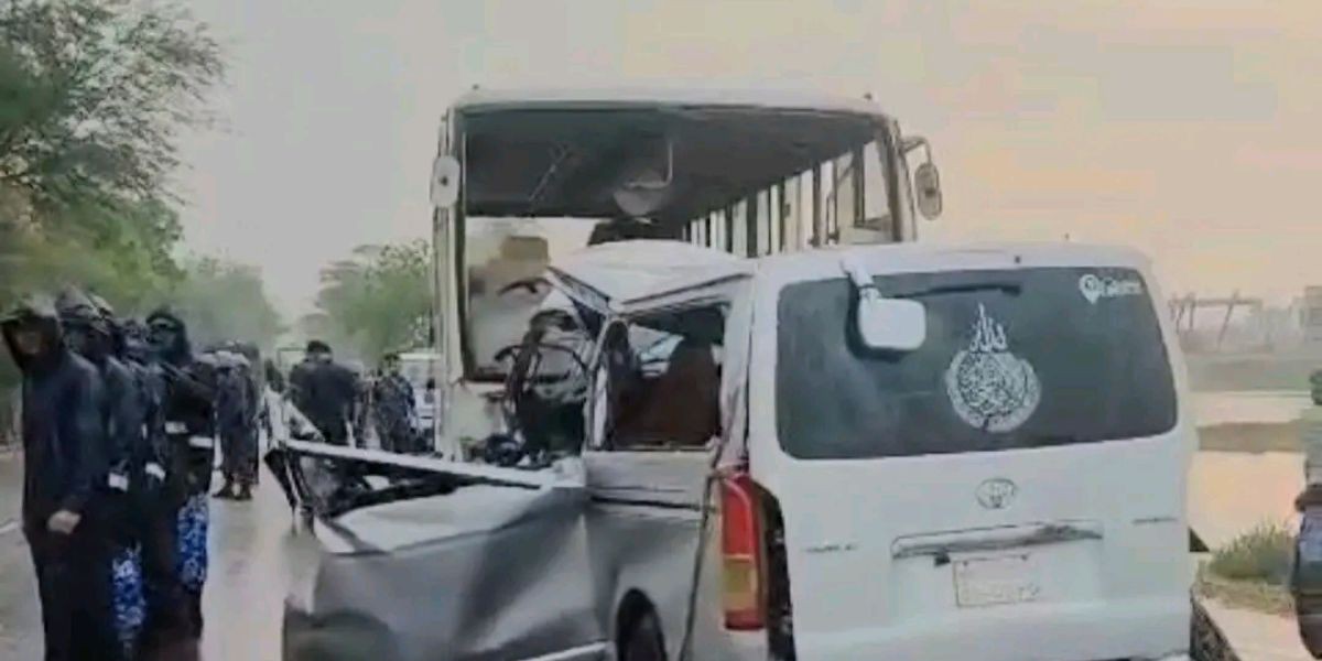 মোংলায় নৌবাহিনীর বাস ও মাইক্রোবাসের মুখোমুখি সংঘর্ষে দুই শিশুসহ নিহত ১২..