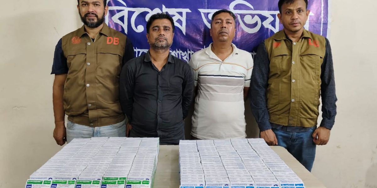 আশুলিয়ায় ডিবির অভিযানে বিপুল নেশাজাতীয় ইনজেকশনসহ দুই মাদক ব্যবসায়ীকে গ্রেফতার করেছে। ..