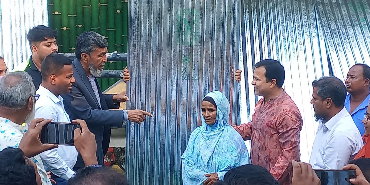 পীরগঞ্জে অগ্নিকাণ্ড ও ঝড়ে ক্ষতিগ্রস্তদের মাঝে ঢেউটিন বিতরণ..