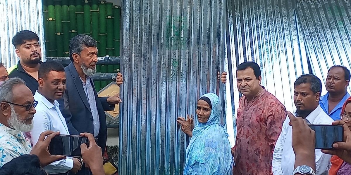 পীরগঞ্জে অগ্নিকাণ্ড ও ঝড়ে ক্ষতিগ্রস্তদের মাঝে ঢেউটিন বিতরণ....