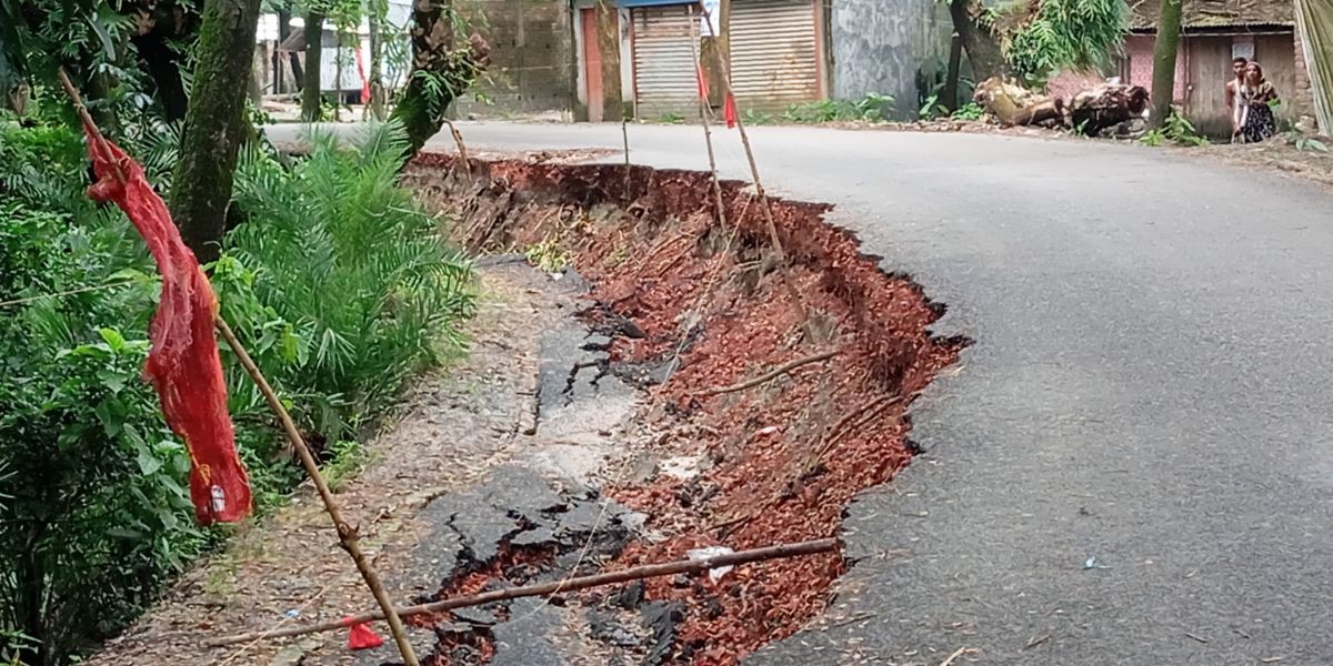 আমতলী সরকারি টেকনিক্যাল স্কুলের সামনের সড়কে ভাঙন, দুর্ভোগের আশঙ্কা..