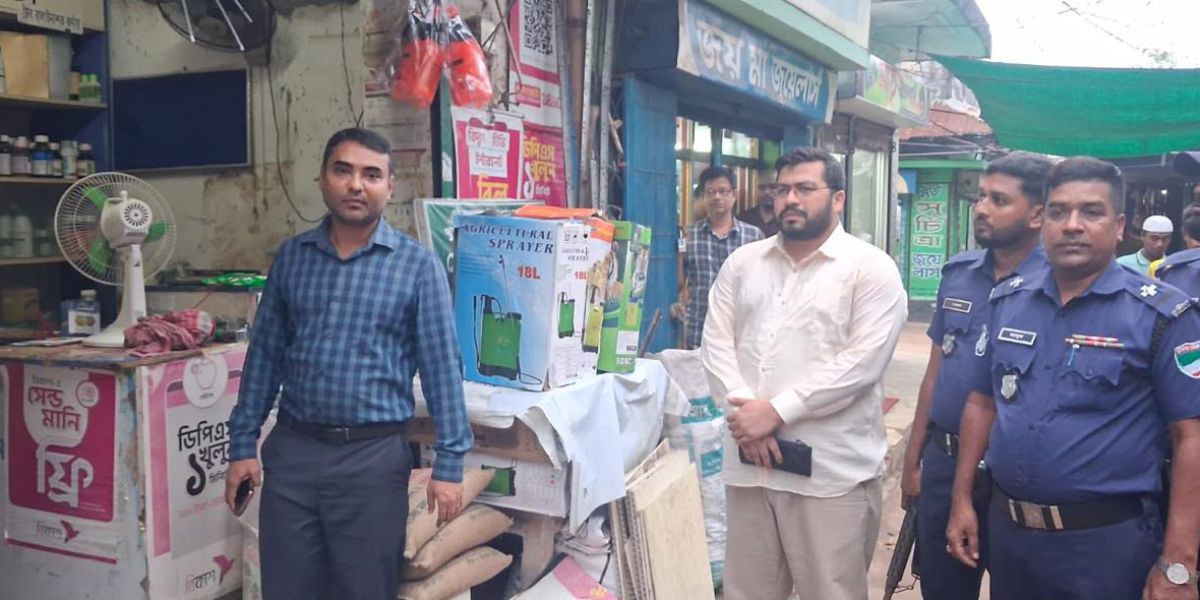 শ্যামনগরে ডিলার মূল্যের বেশি দামে সার বিক্রি করায় মোবাইল কোর্টে জরিমানা..