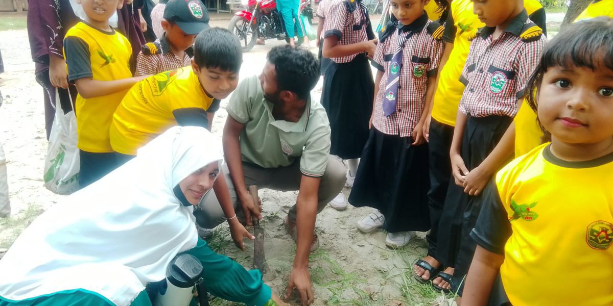 বজ্রপাত ও জলবায়ু ঝুঁকি মোকাবিলায় ডুমুরিয়ায় ৪ কিলোমিটার জুড়ে তালবীজ রোপণ অভিযান..