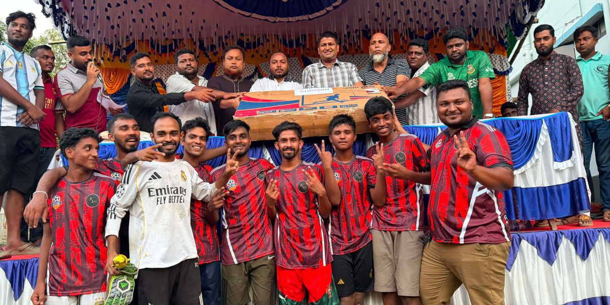 কামারখন্দে মরহুম নুরুল ইসলাম সেখ স্মৃতি ফাইনাল ফুটবল টুর্নামেন্ট অনুষ্ঠিত..