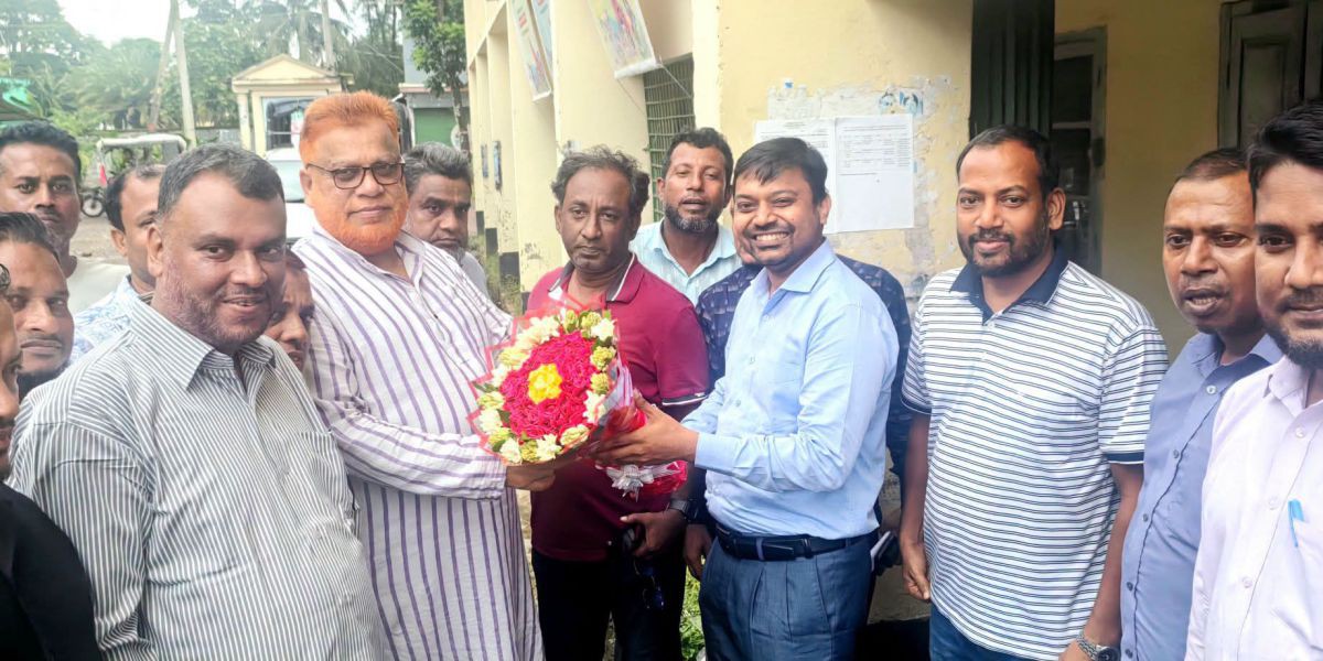 মঠবাড়িয়া আসনের মাননীয় সংসদ সদস্য আলহাজ্ব রুহুল আমিন দুলাল মহোদয় উপজেলা পরিষদে আগমনে উপজেলা নির্বাহী কর্মকর্তা মোঃ আতাউর রাব্বি তাকে ফুলেল শুভেচ্ছা জান..