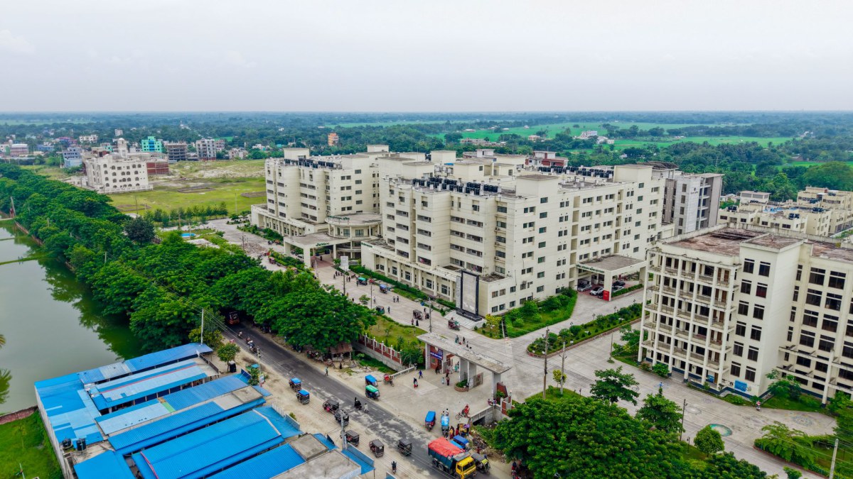 সংক্রামক ও অসংক্রামক ব্যাধি নিয়ন্ত্রণ খাতে পরিবর্তনের ঢেউ: কারণ, প্রভাব ও প্রতিকার