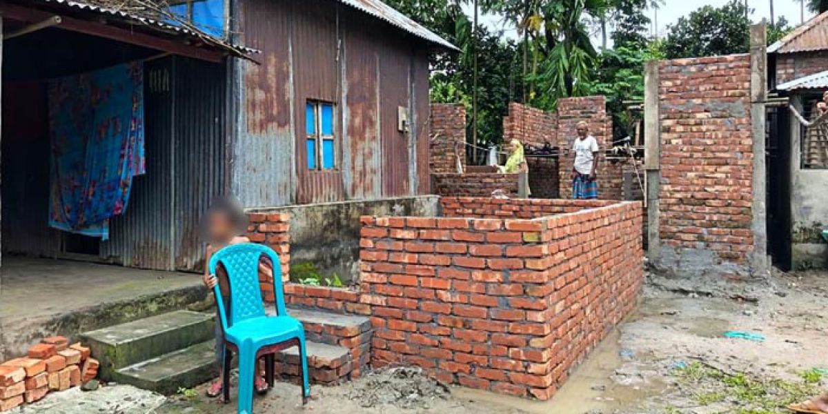 ঈশ্বরগঞ্জে চলাচলের রাস্তা বন্ধ করে ঘর নির্মাণের অভিযোগ