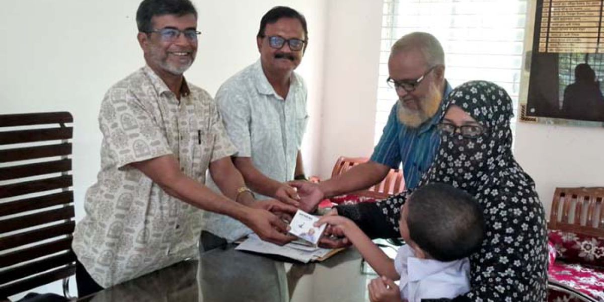 ঈশ্বরগঞ্জে শ্রবণ উপকরণ পেল বিশেষ চাহিদার শিক্ষার্থীরা
