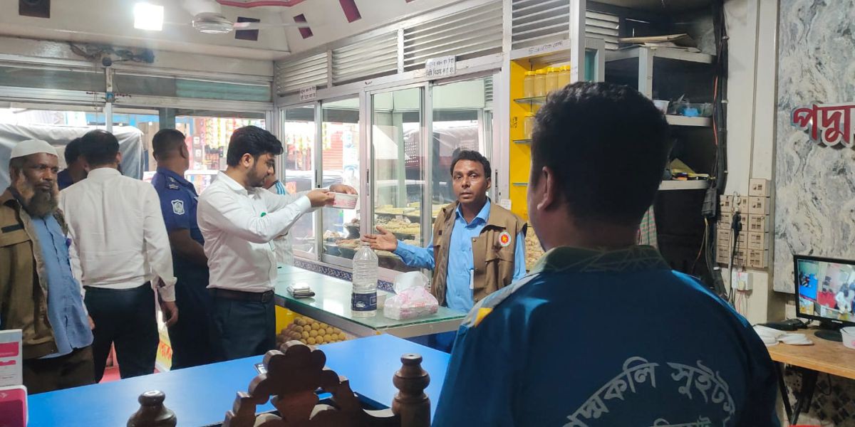 লালমনিরহাটের অন্যতম মিষ্টি বিক্রেতা পদ্মকলি সুইটস কে মোবাইল কোর্টের জরিমানা।..