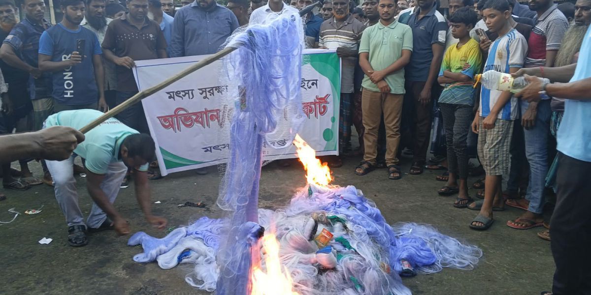 শ্যামনগরে নিষিদ্ধ কারেন্ট জালের বিরুদ্ধে প্রশাসনের অভিযান..