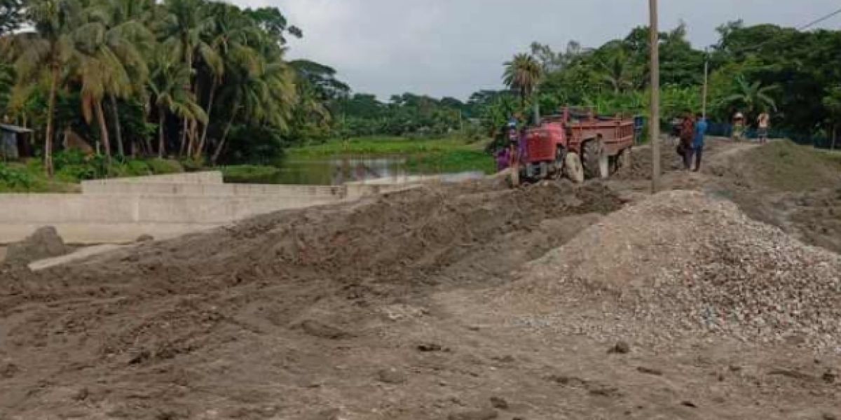দঃ তক্তাবুনিয়া গুচ্ছগ্রাম সংলগ্ন কালভার্টের রাস্তার বেহাল দশা, রাস্তায় আটকে গেল হামজা ..