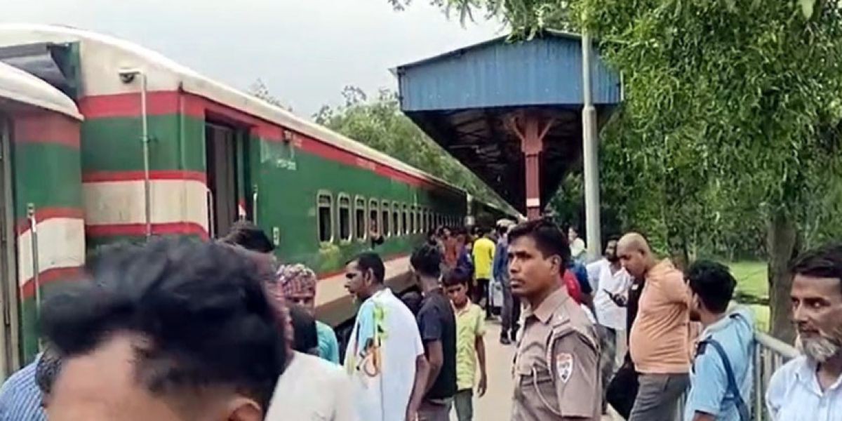 সিল্কসিটি দুর্ঘটনায় উত্তরাঞ্চলের রেল যোগাযোগে বড় বিপর্যয়..