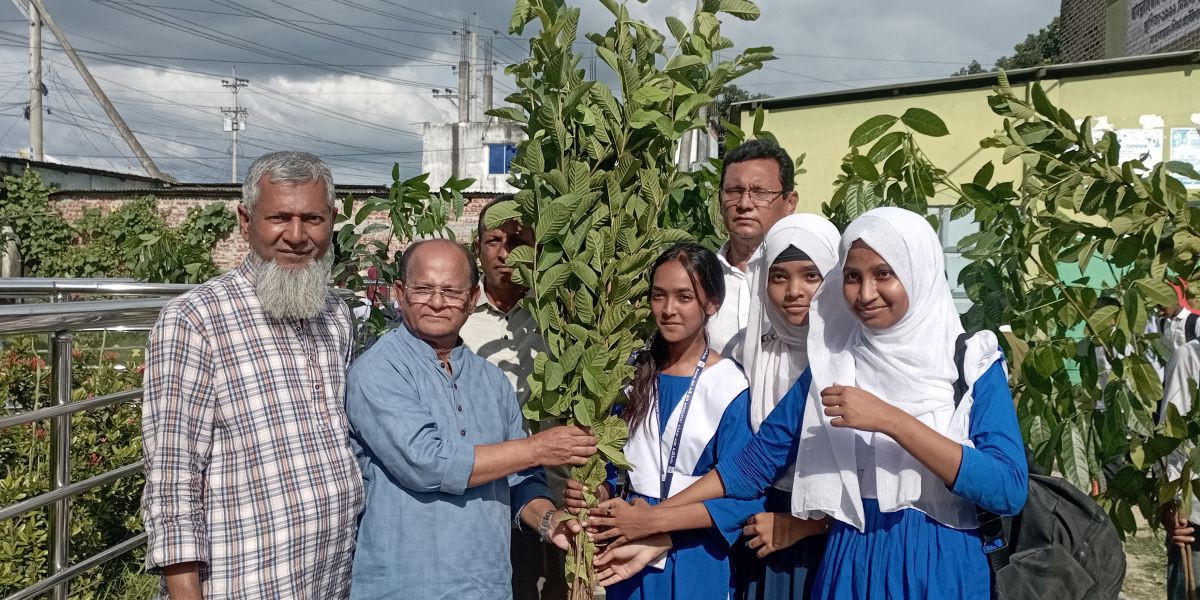 সিরাজগঞ্জে শিক্ষার্থীদের মাঝে ১৫ শতাধিক গাছের চারা বিতরণ..