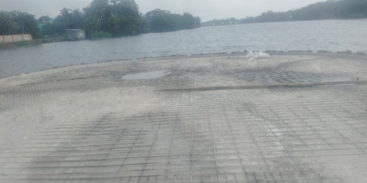 আমতলীতে ঢালাইয়ের সময় দেবে যাওয়ায় পৌরসভা লেকের   কাজ বন্ধ