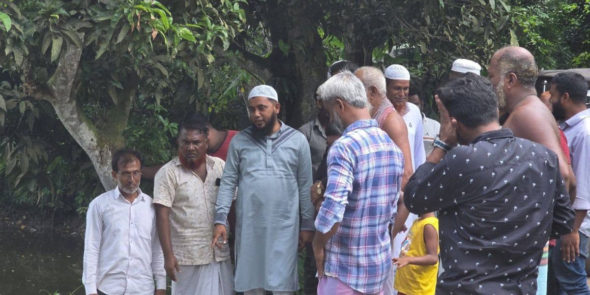 বৃষ্টিতে সড়কের মাটি সরে দুর্ভোগ, পরিদর্শনে চেয়ারম্যান আব্দুল্লাহ আল মামুন..