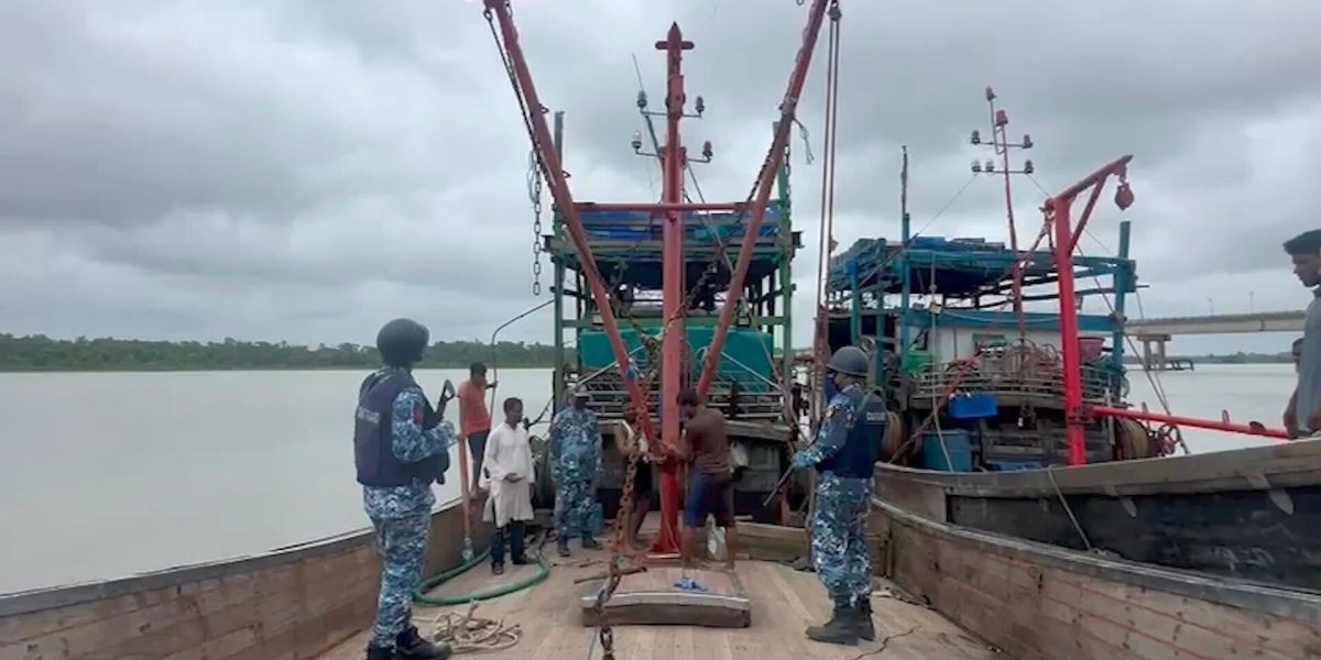 সামুদ্রিক মৎস্যসম্পদ রক্ষায় কোস্ট গার্ডের কঠোর অভিযান: জব্দ হাজার হাজার কেজি মাছ ও অবৈধ ট্রলার..