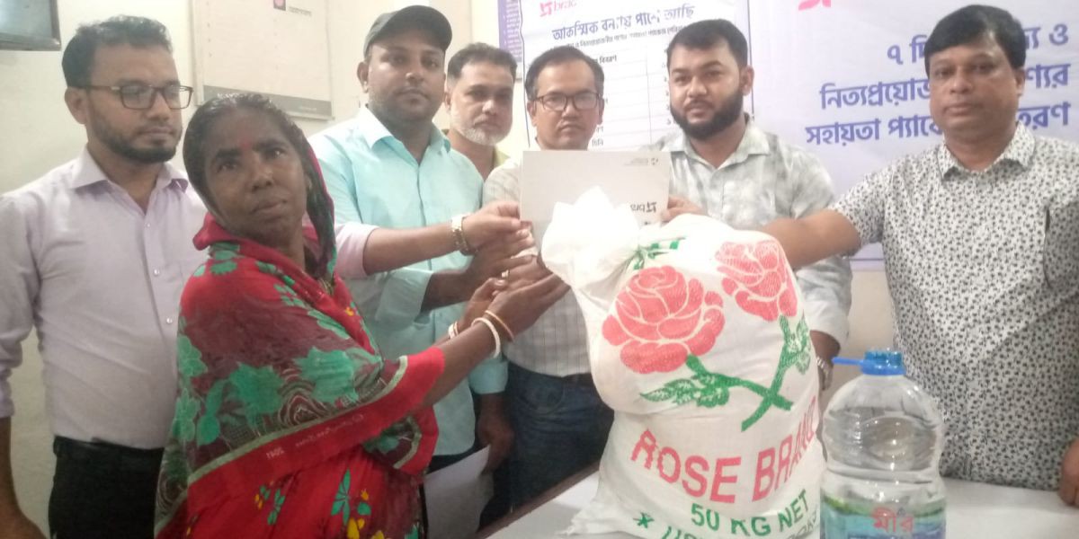 আলীকদমে ব্র্যাক-ব্র্যাক ব্যাংকের সহায়তায় বন্যার্তরা পেল ঘুরে দাঁড়ানোর নতুন সাহস..