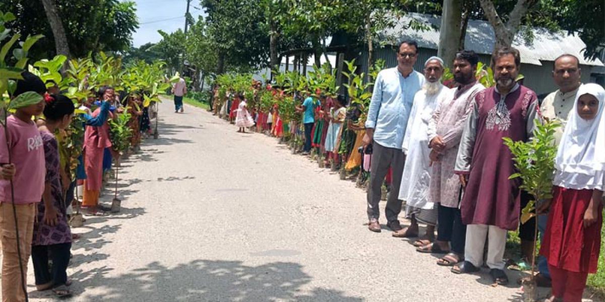 ঈশ্বরগঞ্জে শিক্ষার্থীর মাঝে ফলদ গাছের চারা বিতরণ