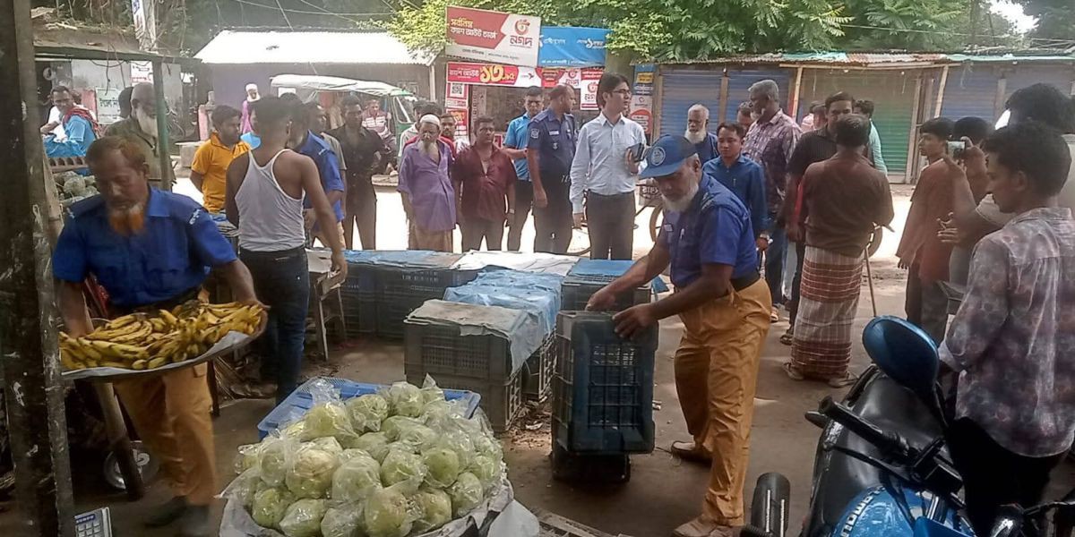ঠাকুরগাঁও রুহিয়ায় ফুটপাতের অবৈধ দোকান উচ্ছেদে অভিযান