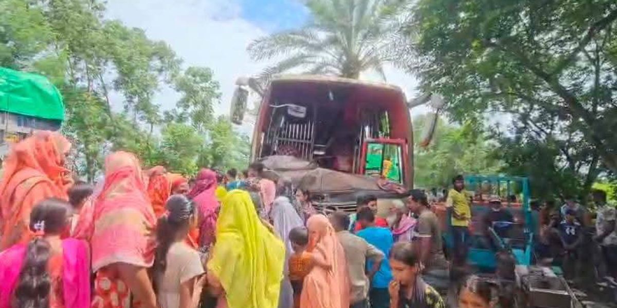 সিরাজগঞ্জে ট্রাক-বাস সংঘর্ষে বাসচালকসহ নিহত দুই ও আহত ১০