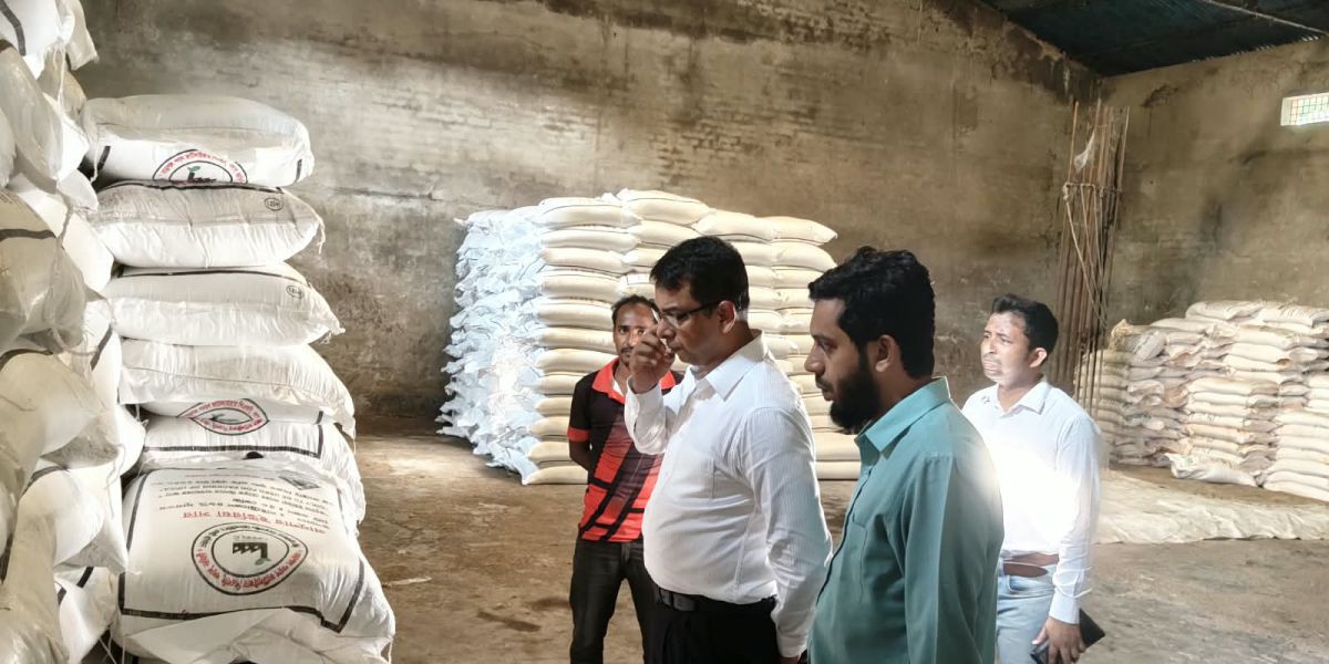 কালাইয়ে সারের গোডাউনে ভ্রাম্যমাণ আদালতের অভিযান, ৩ প্রতিষ্ঠানকে জরিমানা..