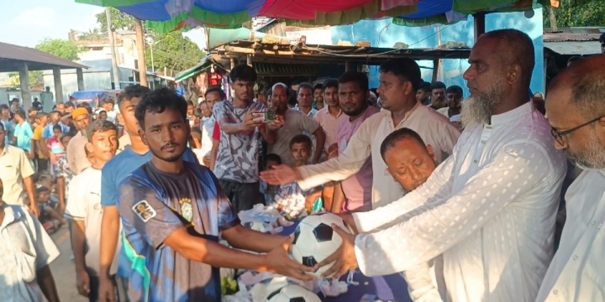 মাদকমুক্ত কালাই গড়তে চেয়ারম্যান প্রার্থী সাজ্জাদুলের ফুটবল বিতরণ..