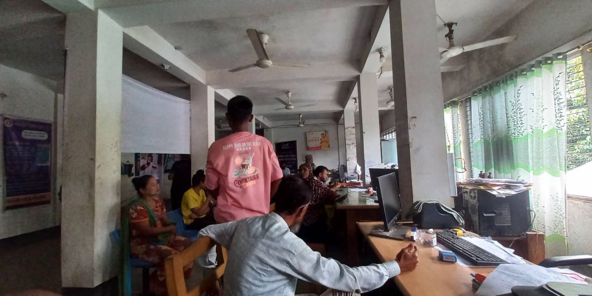 বিকল্প বিদ্যুৎ ব্যবস্থা না থাকায় আলীকদম সোনালী ব্যাংকে ২ দিন ধরে সেবা বন্ধ..