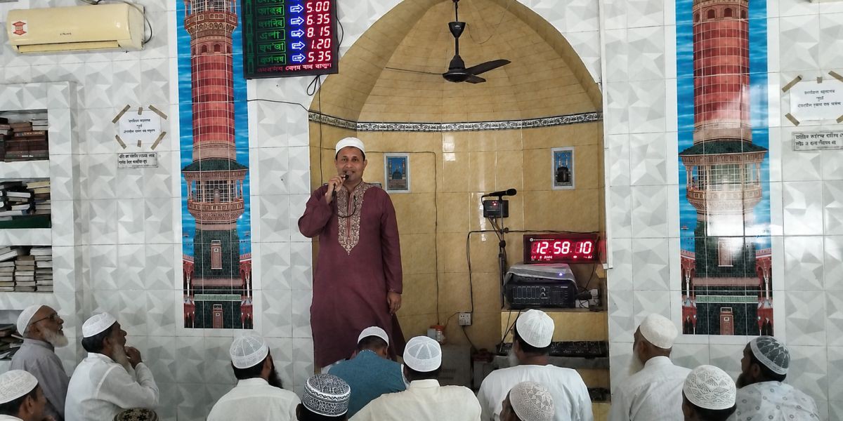 জুম্মার নামাজ শেষে মুসুল্লিদের সঙ্গে চেয়ারম্যান প্রার্থী হাজী আশরাফ উদ্দিনের কুশল বিনিময়..