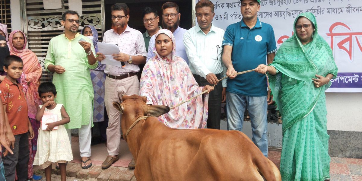 পাঁচবিবিতে অসহায় দরিদ্র মহিলাদের মাঝে এসডিএসের উদ্যোগে গরু বিতরণ..