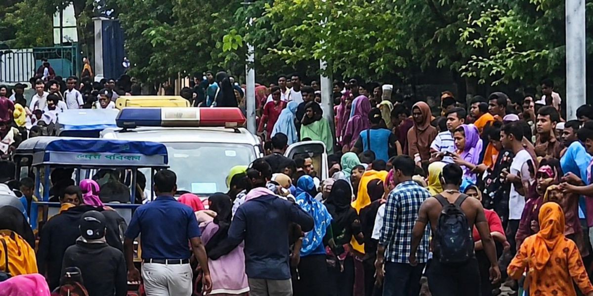 সিদ্ধিরগঞ্জে ইউনিভার্সেল ম্যানসওয়্যার কারখানায় অজ্ঞাত কারণে পাঁচ শতাধিক শ্রমিক অসুস্থ..