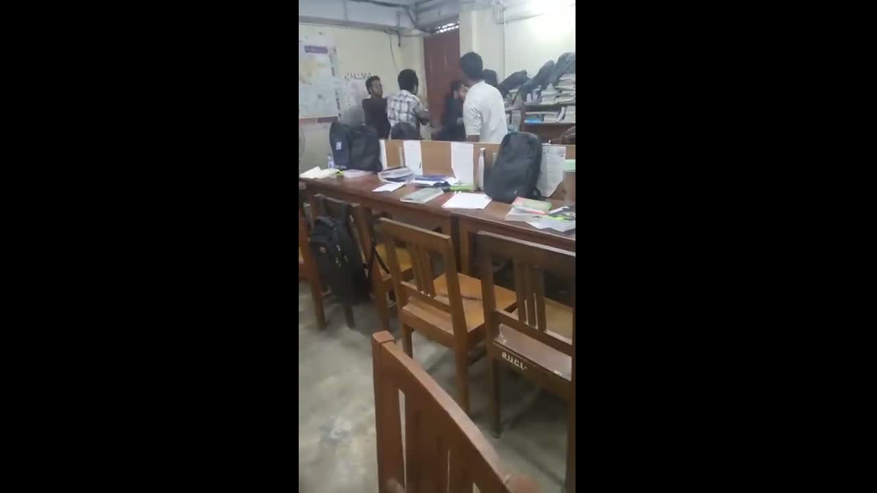 ⁣বাশ হাতে সাউআ জিএস, ভিডিওর শুরুতেই প্রথম যে চড় মেরেছে সে শিবিরের বর্তমান প্রচার ও মিডিয়া সম্পাদক মেহ