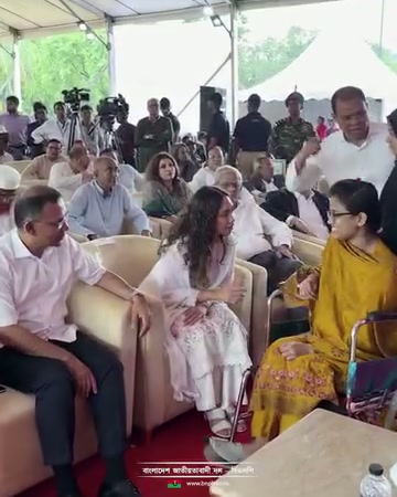 ⁣হাসপাতাল থেকে এসে প্রধানমন্ত্রীর সাথে দেখা করলেন আহত মুক্তিযোদ্ধা
