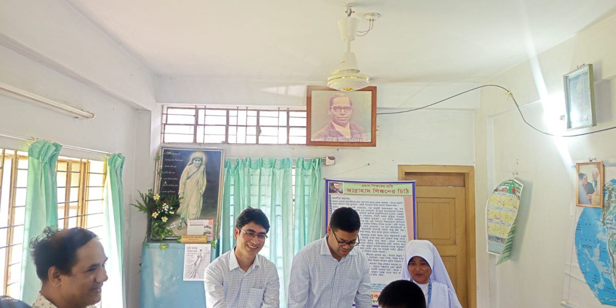 রুহিয়া শহীদ ফাদার লুকাস উচ্চ বিদ্যালয় পরিদর্শনে জেলা প্রশাসক..