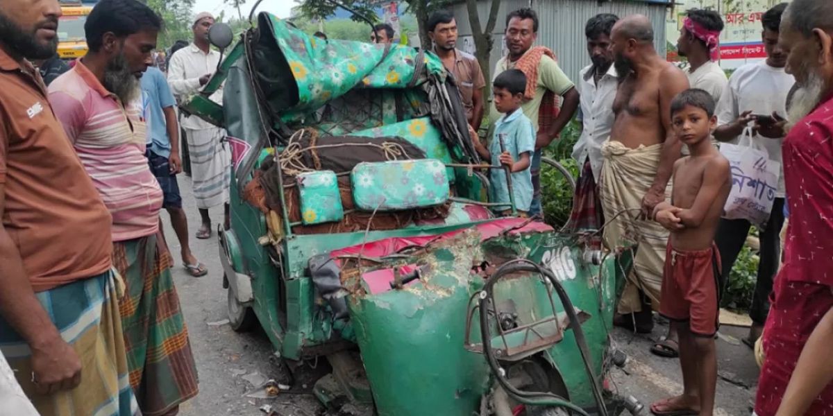 দাঁড়িয়ে থাকা ট্রাকে সিএনজির ধাক্কা, প্রাণ গেল দুজনের