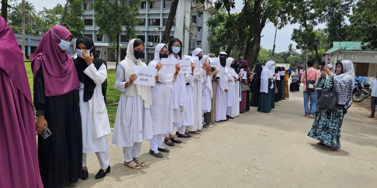 শ্রীপুরে ছাত্রীকে উত্ত্যক্ত করার প্রতিবাদে শিক্ষার্থীদের মানববন্ধন, ইউএনও’র কাছে স্মারকলিপি..