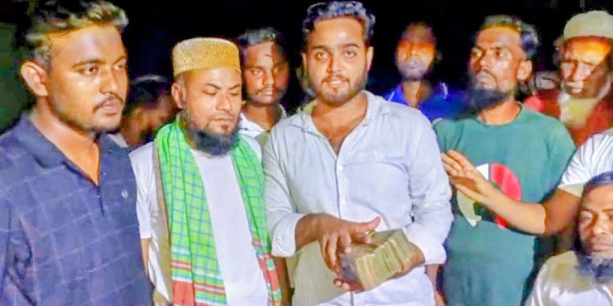 রাস্তায় পড়ে থাকা সাড়ে ৪ লাখ টাকা মালিককে ফেরত দিলেন পাভেল..
